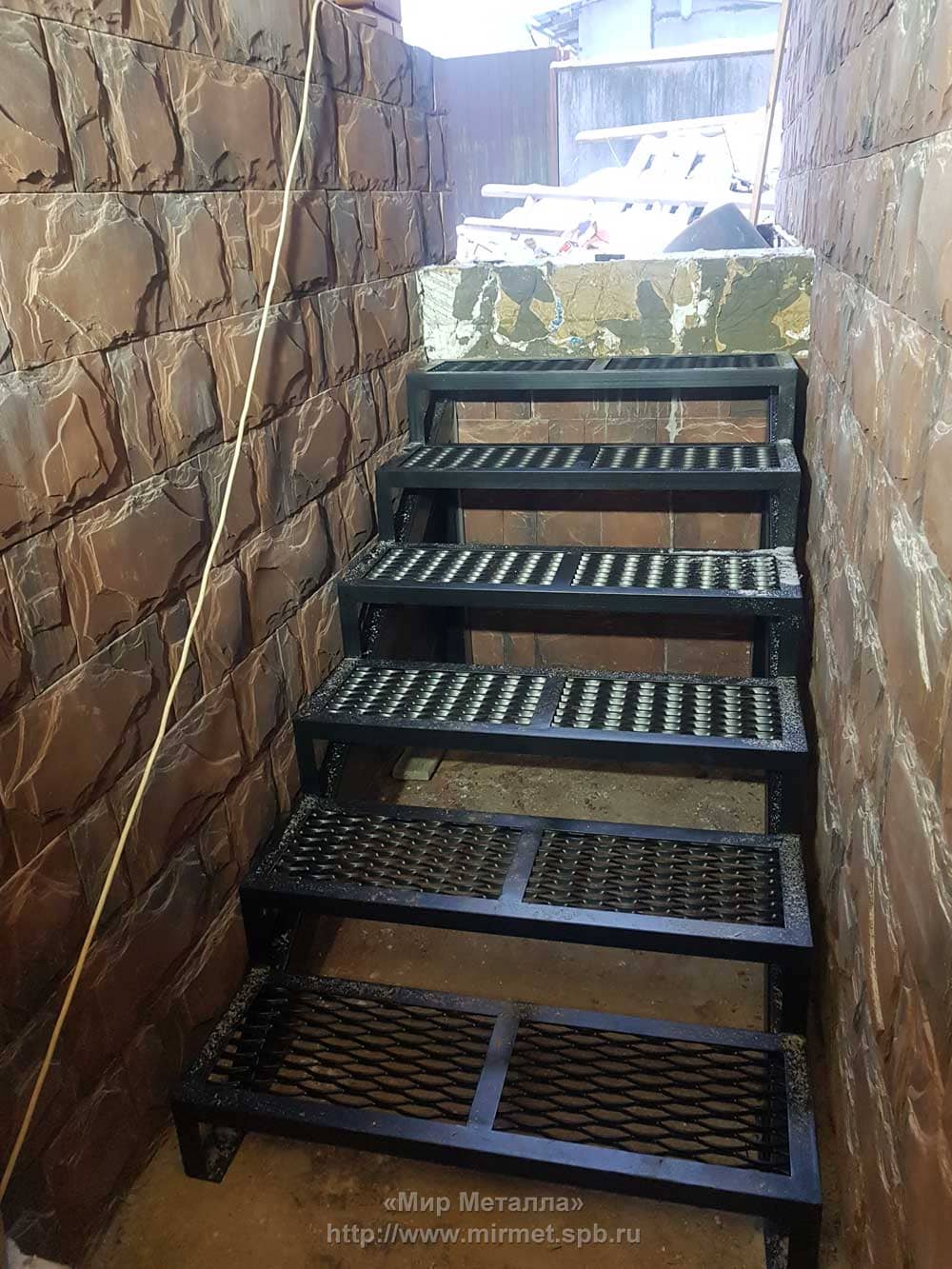 Металлическая лестница в подвал