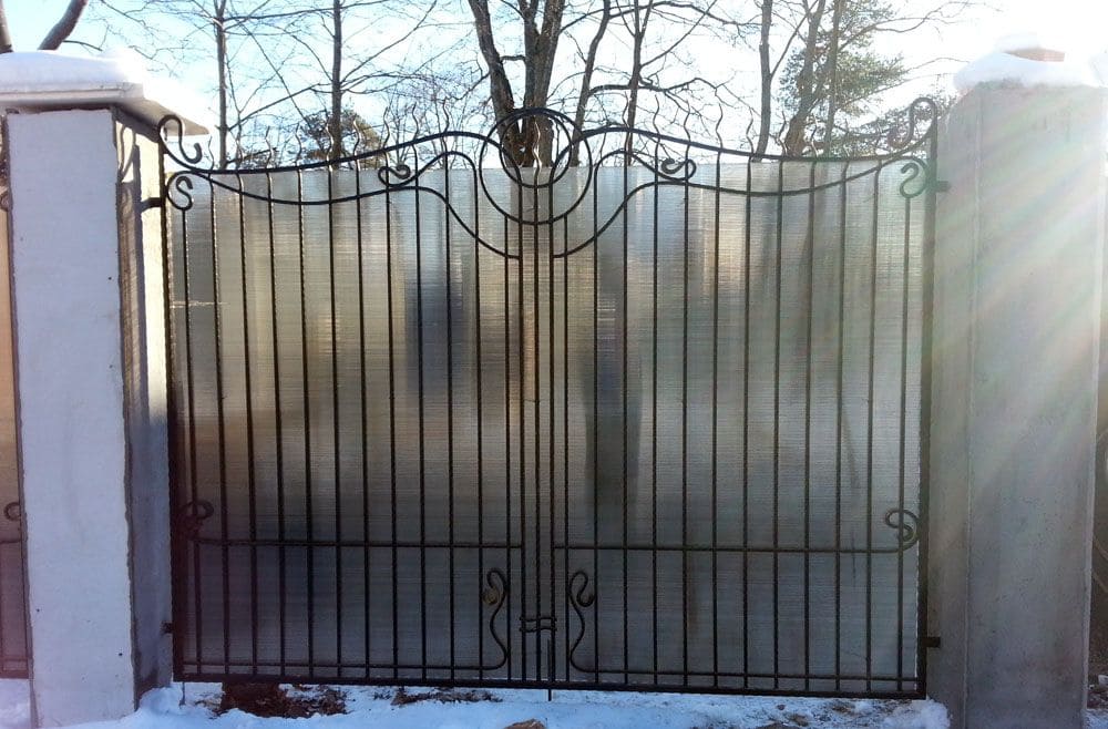 Забор зашитый поликарбонатом