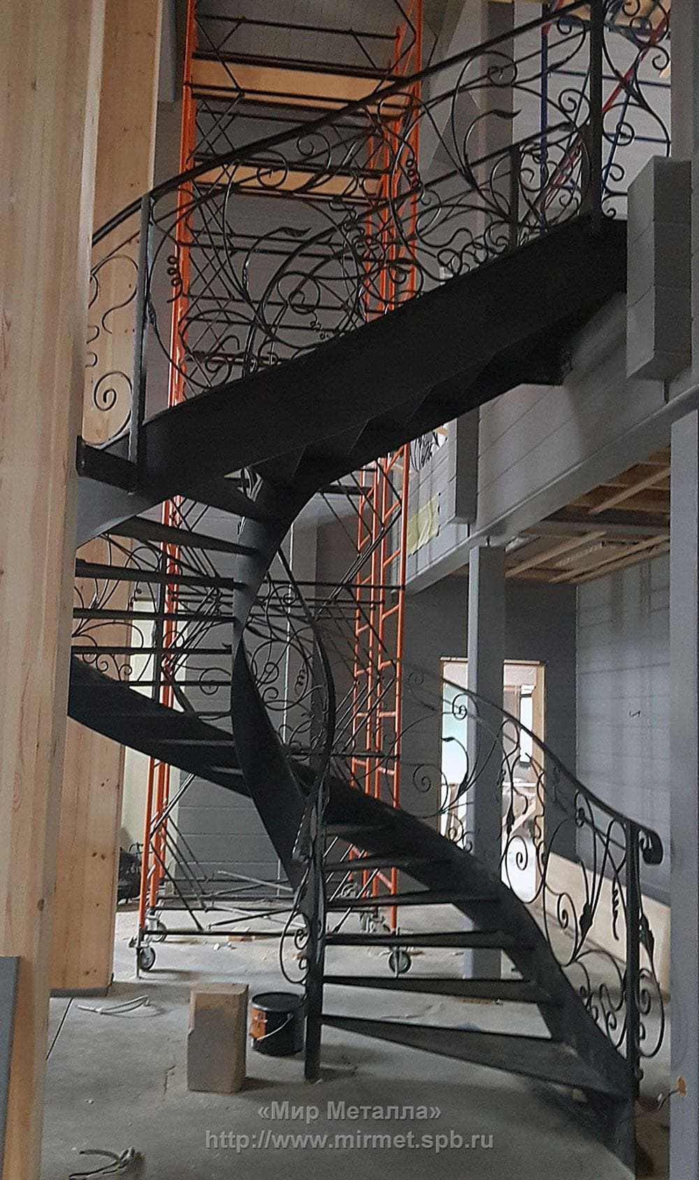 Кованая винтовая лестница в частном доме