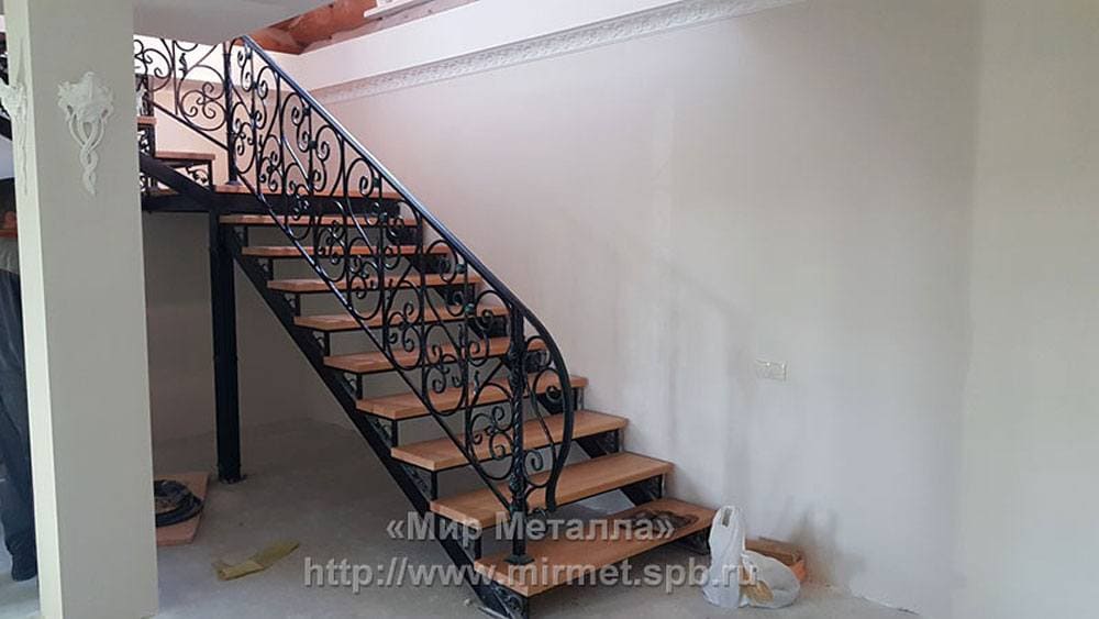Металлическая лестница с деревянными ступенями и кованые перила