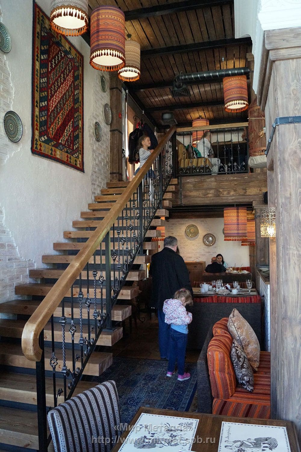 Кованые лестничные ограждения и балкон в ресторане
