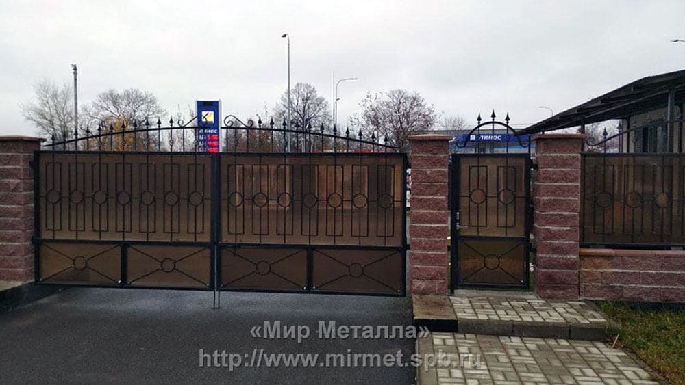 Ворота, калитка и забор в отеле Ворота, калитка и забор в отеле