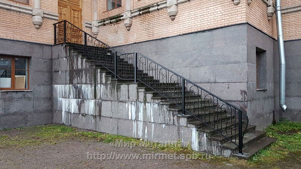Кованые перила в храме Кованые перила в храме