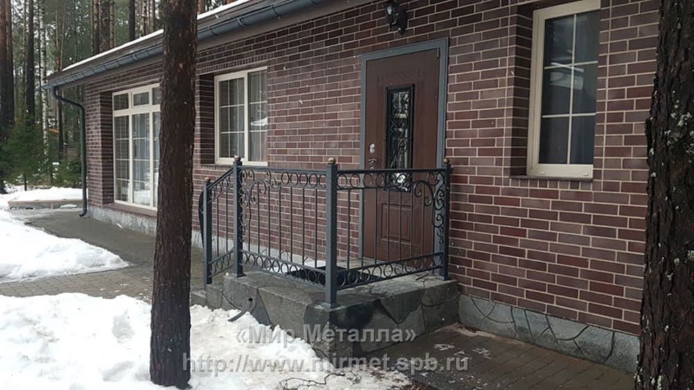 Кованый забор в частном доме Кованый забор в частном доме