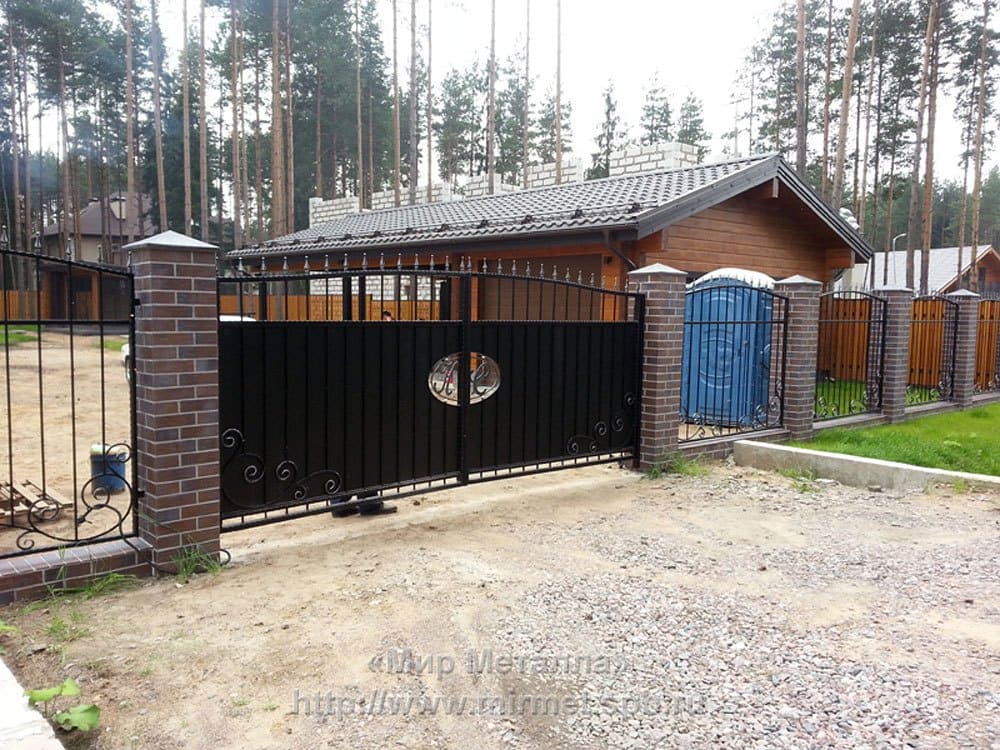 Кованые ворота в Охтинском парке