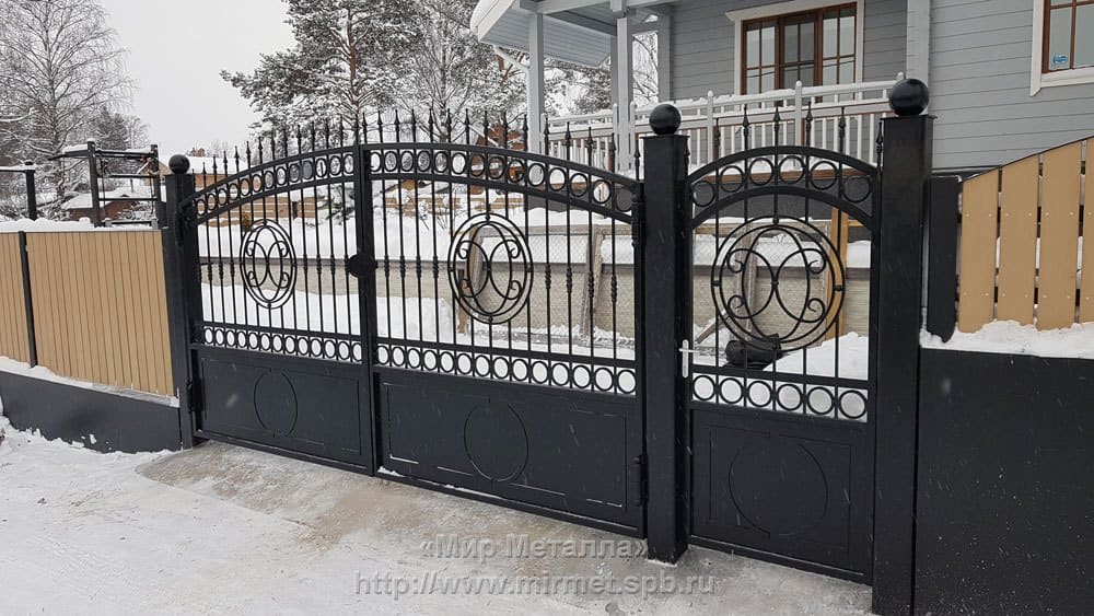 Распашные ворота в частном доме