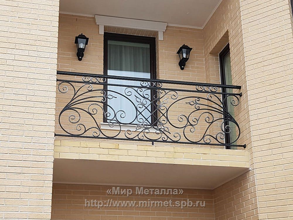 Кованое балконное ограждение в частном доме