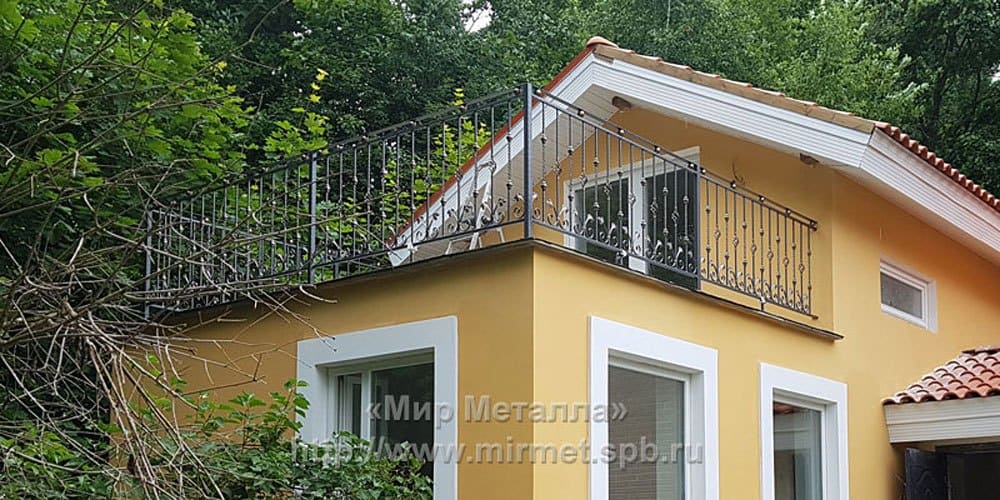 Кованый балкон в частном доме