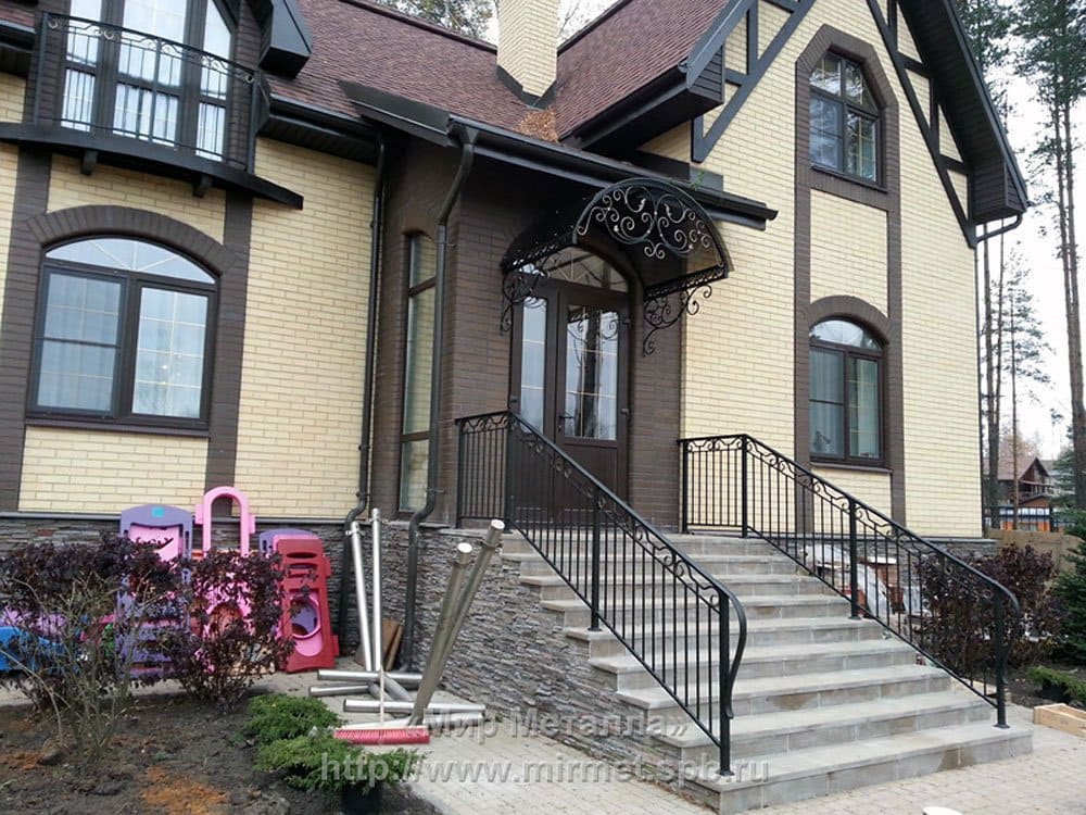 Кованые козырьки в частном доме Кованые козырьки в частном доме