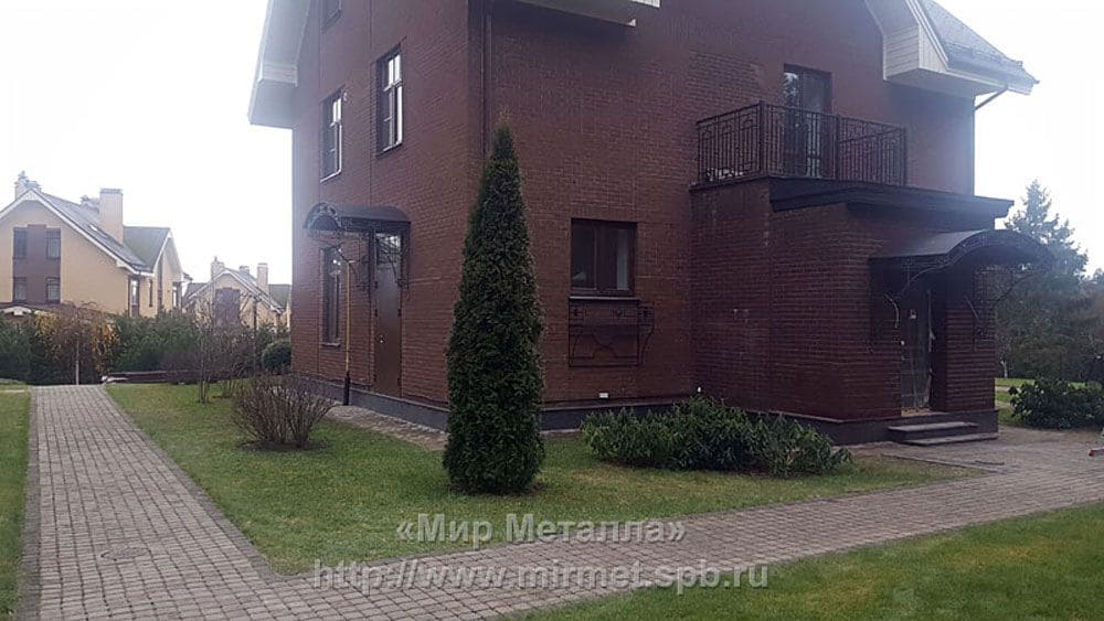 Кованые козырьки в частном доме Кованые козырьки в частном доме
