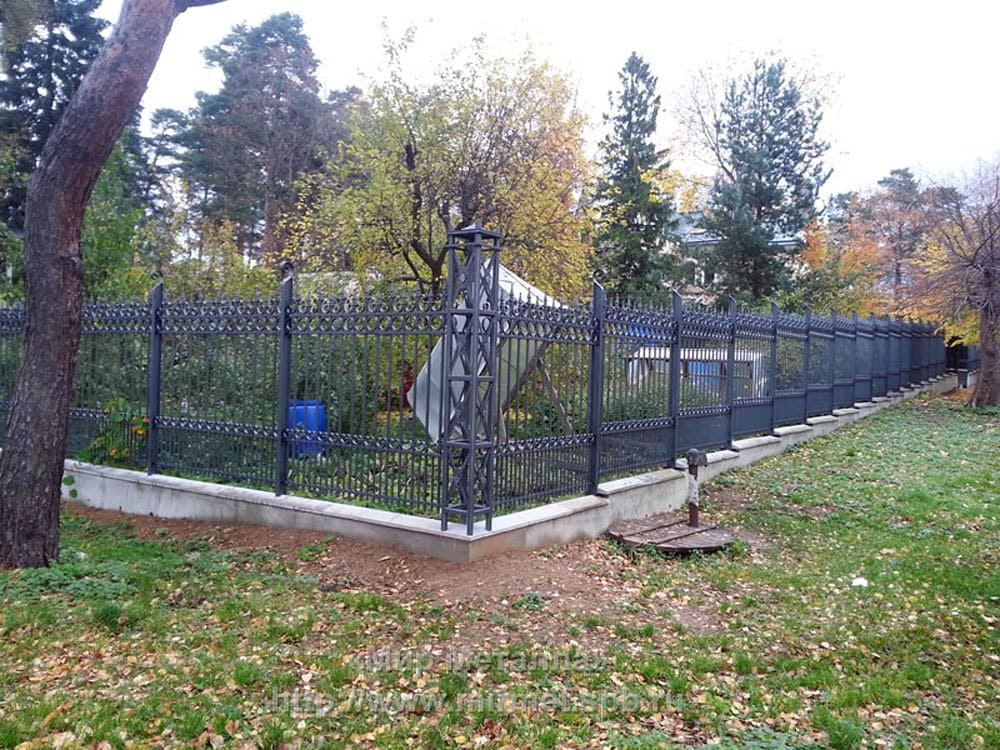 Кованый забор в частном доме