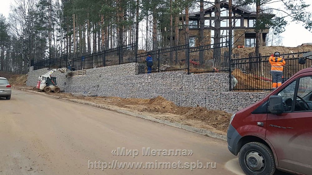 Кованый забор в коттеджном поселке Кованый забор в коттеджном поселке