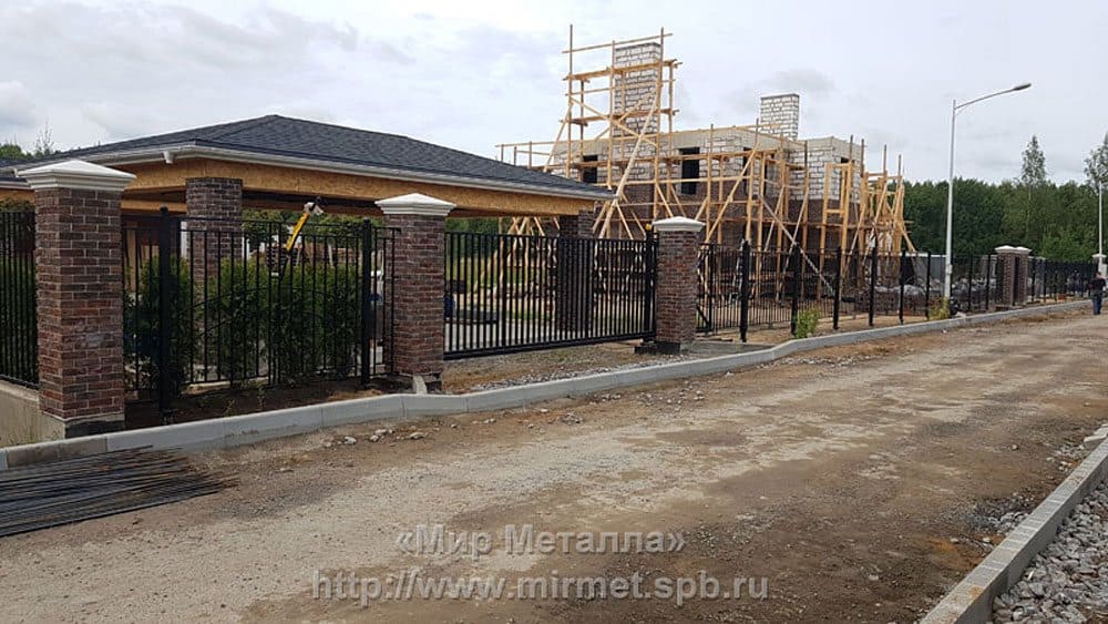 Кованый забор в частном доме Кованый забор в частном доме