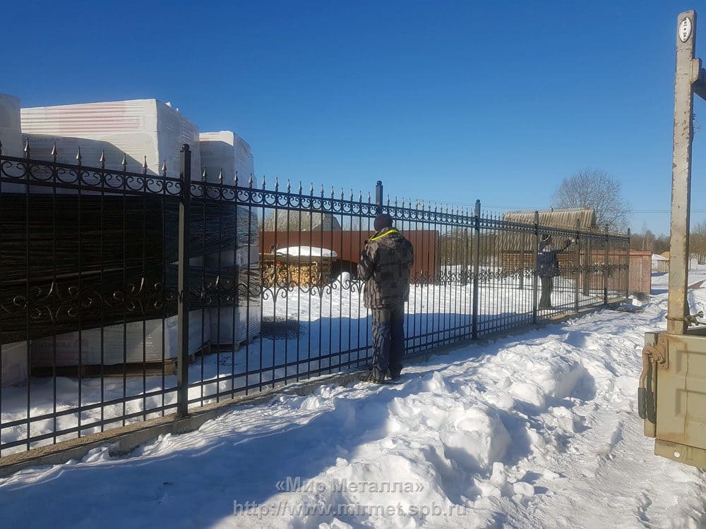 Кованый забор, ворота и калитка с адресной табличкой в частном доме