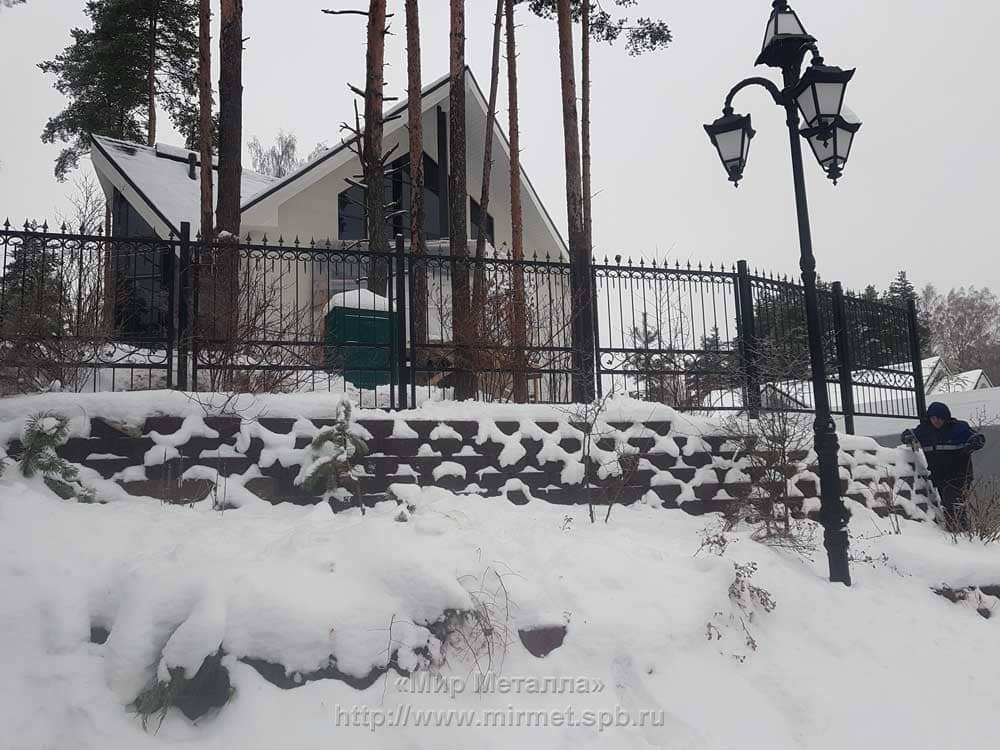 Кованый забор в частном доме