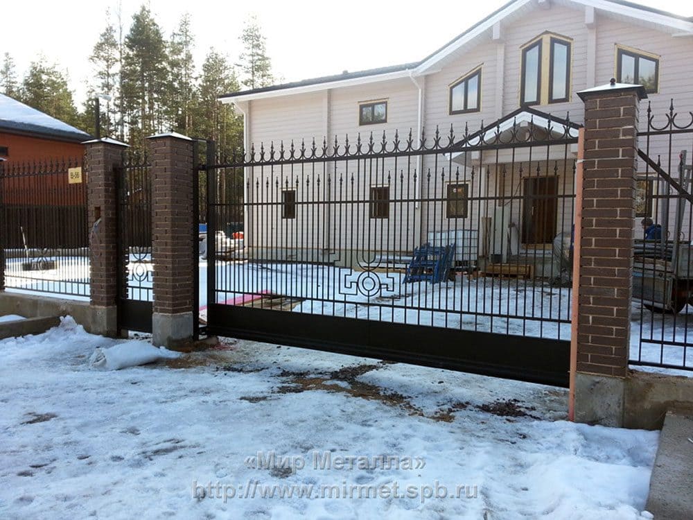 Откатные ворота, калитка, забор и кованые колпаки на столбы в Охтинском парке Откатные ворота, калитка, забор и кованые колпаки на столбы в Охтинском парке